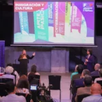 Roberto Hurtado, director de la Fundación CREEA y director general del Festival de Historia Panamá, presentó el festival junto a Vilma Young, productora del festival de la empresa Plot_