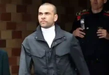 El exfutbolista Dani Alves sale de prisión tras abonar una fianza de un millón de euros.